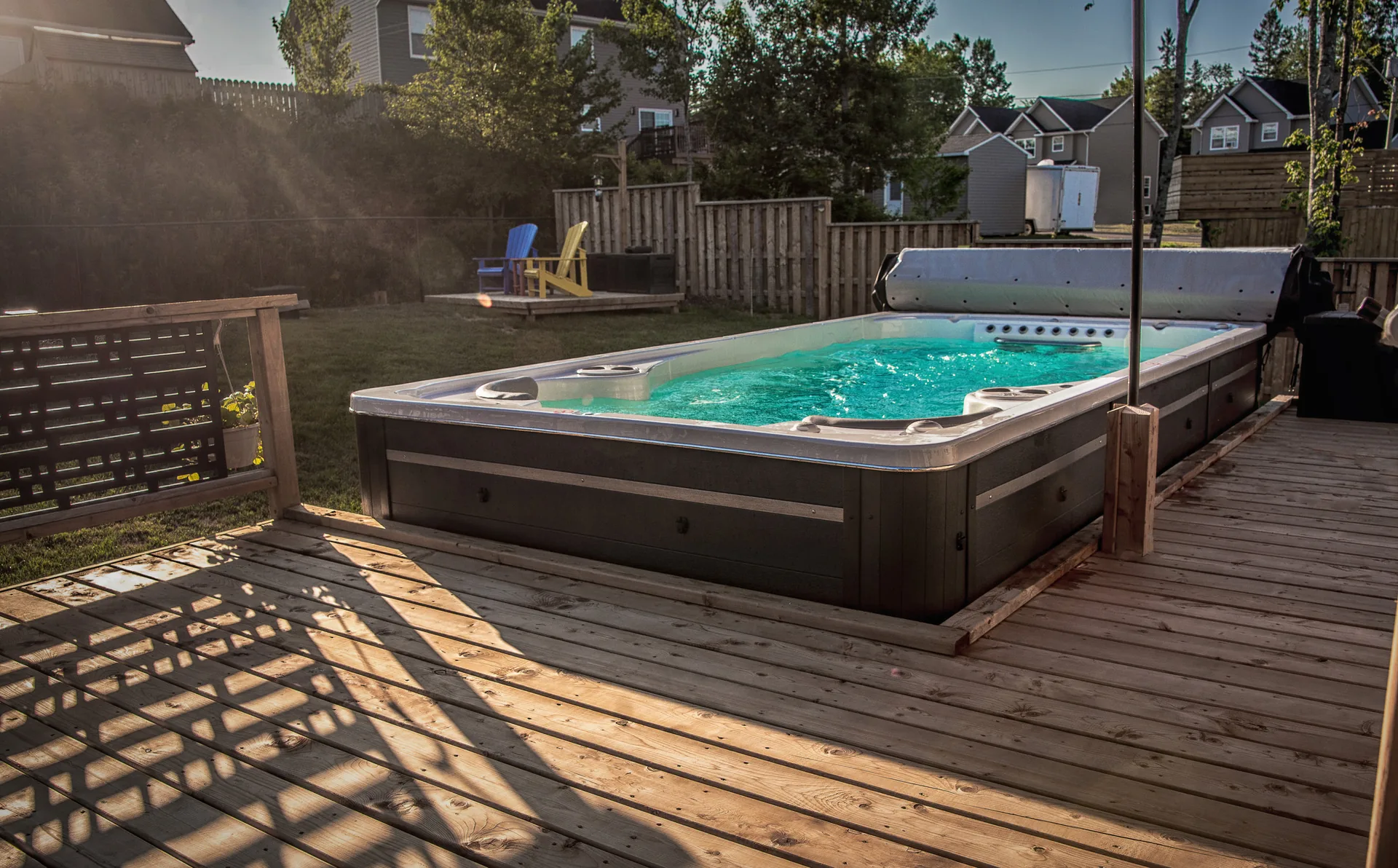 Piscina autoportante instalada sobre una terraza exterior