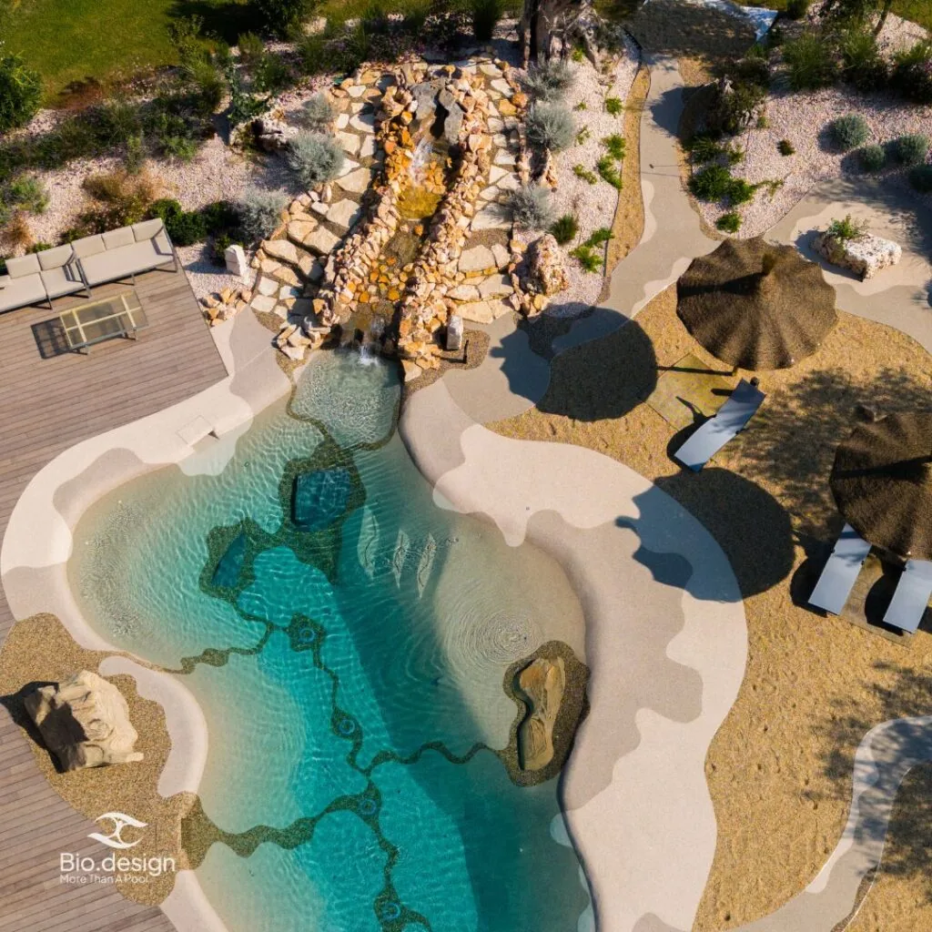 Piscina Biodesign de formas orgánicas integrada en el paisaje
