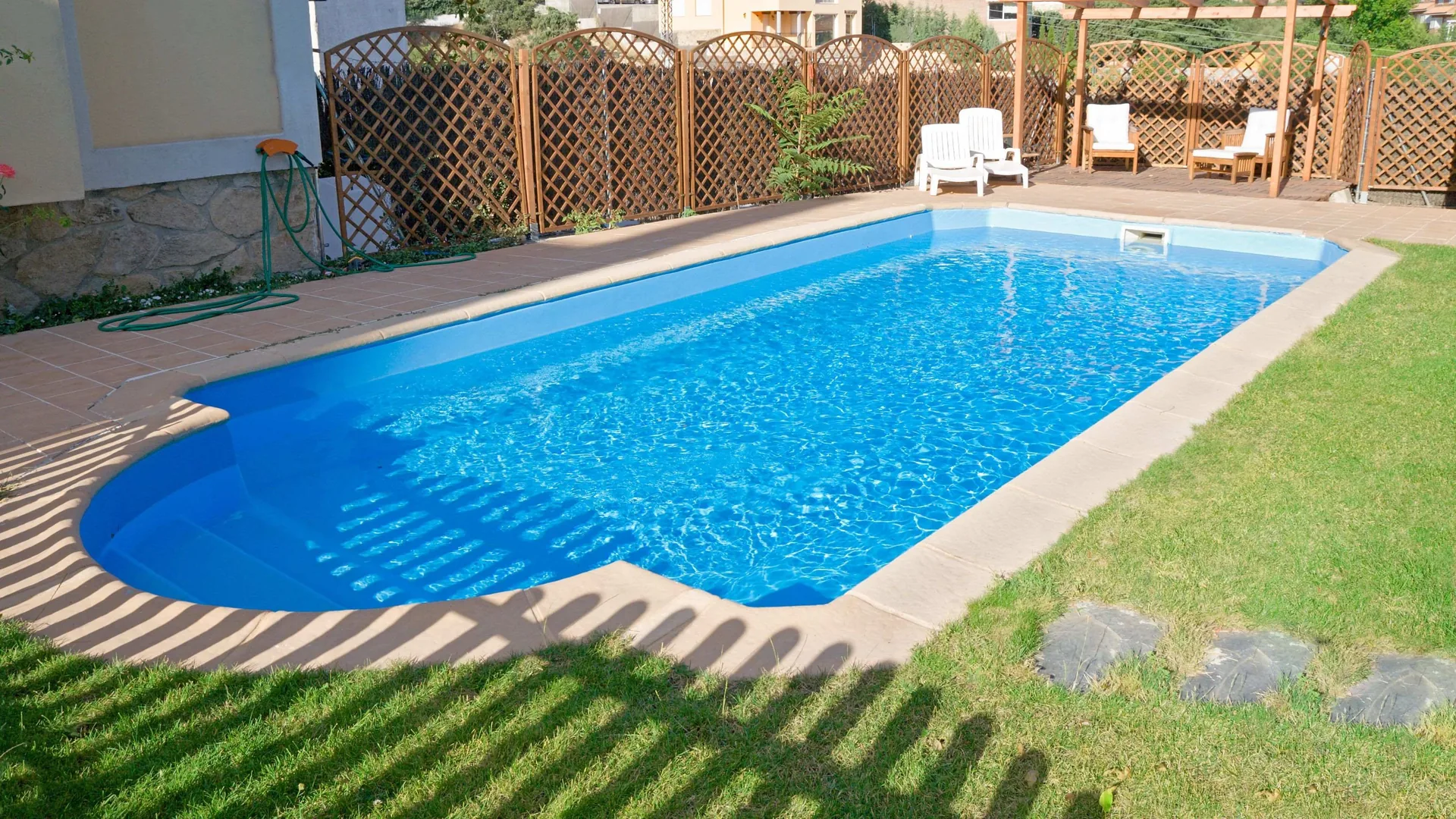 Piscina enterrada integrada al nivel de una terraza