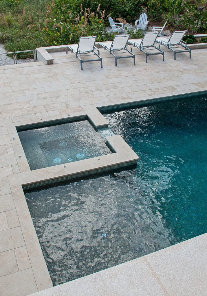 Piscina con Jacuzzi